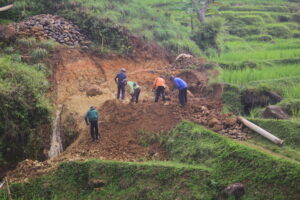 membangun jembatan di desa