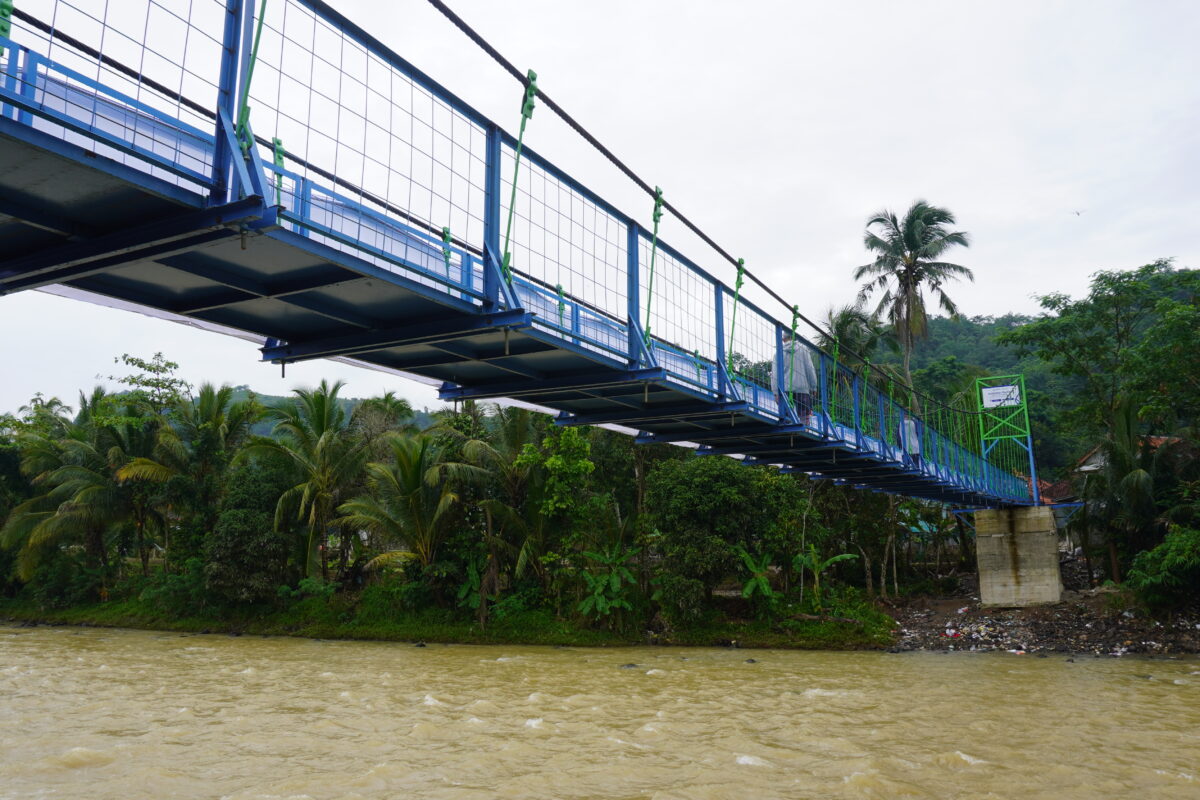 Jembatan gantung desa yang menghubungkan akses warga melintasi sungai