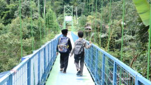 Jembatan ramah anak yang digunakan anak-anak desa untuk aktivitas sehari-hari