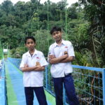 Anak-anak desa menggunakan jembatan gantung sebagai akses aman ke sekolah