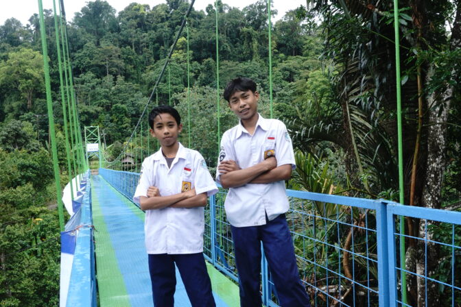 Anak-anak desa menggunakan jembatan gantung sebagai akses aman ke sekolah