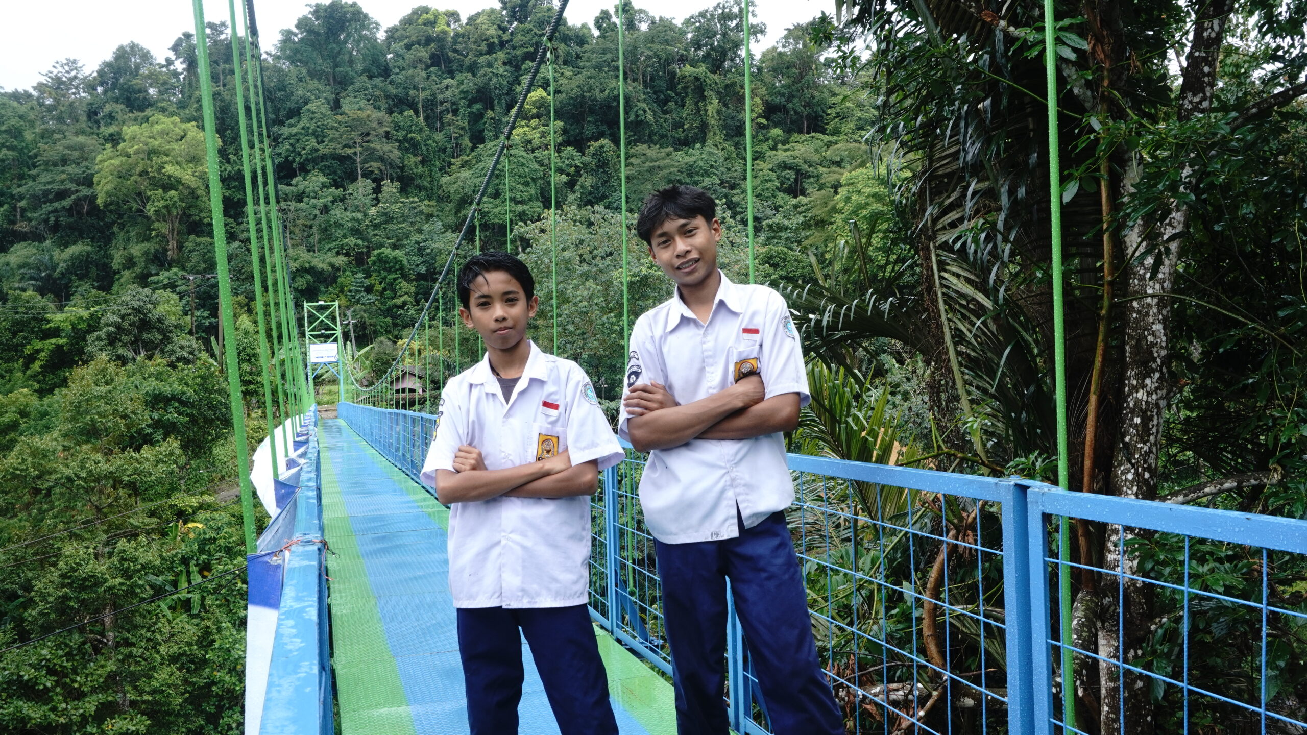 Anak-anak desa menggunakan jembatan gantung sebagai akses aman ke sekolah