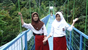 Anak melintasi jembatan desa yang dibangun untuk mendukung akses pendidikan