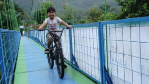 Jembatan ramah anak yang digunakan anak-anak desa untuk aktivitas sehari-hari